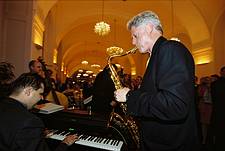 Bill Clinton spiel Saxophon in der Orangerie Schönbrunn in Wien
