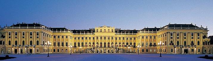 Das beleuchtete Schloß Schönbrunn in Wien