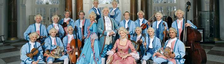 Das Ensemble des Berliner Residenz Orchesters vor der Orangerie Schloss Charlottenburg