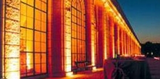 Die Orangerie bei einem Event bei Nacht, beleuchtet.