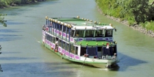 Das Schiff auf der Donau bei der Donaurundfahrt