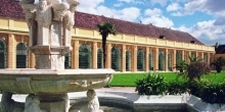 Die Orangerie aus dem Garten des Schloss Schönbrunn in Wien.