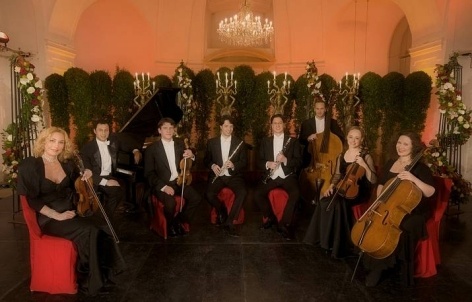 美泉宫合奏乐团（Schloss Schönbrunn Ensemble）的音乐家们。摄于维也纳美泉宫橙厅。