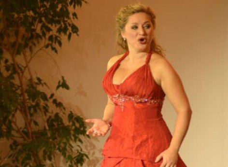 Una delle cantanti del concerto al castello di Schönbrunn in abito da sera rosso