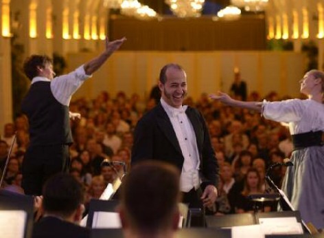 El director en la orquesta del Palacio de Schönbrunn durante el concierto en la Orangerie, detrás el público