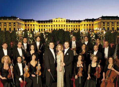 Das Schloss Schönbrunn Orchester vor dem Schloss Schönbrunn Wien