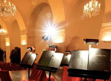 Notenständer des Schloss Schönbrunn Orchesters in der Orangerie, im Hintergrund die Rundbögen der Orangerie