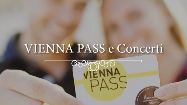 2 visitatori del concerto mostrano il Vienna-Pass con il quale si possono visitare oltre 60 attrazioni di Vienna
